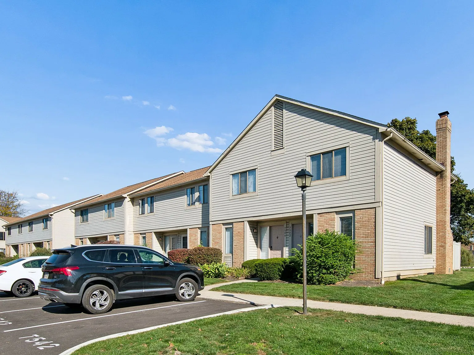 2 bed, 1.5 bath, 1200 sqft, $1,699 — Photo 3