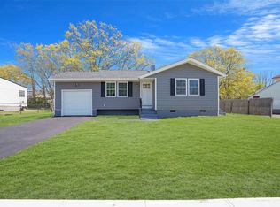 21 Salem Ln, Selden, NY 11784