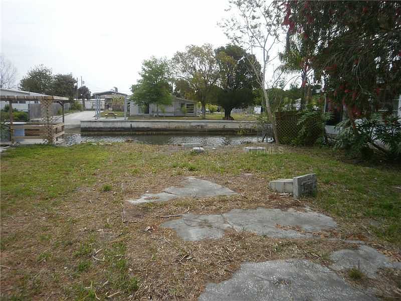 2nd image of 14972 Edgewater Cir