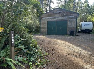 123 Outer Dr, Florence, OR 97439
