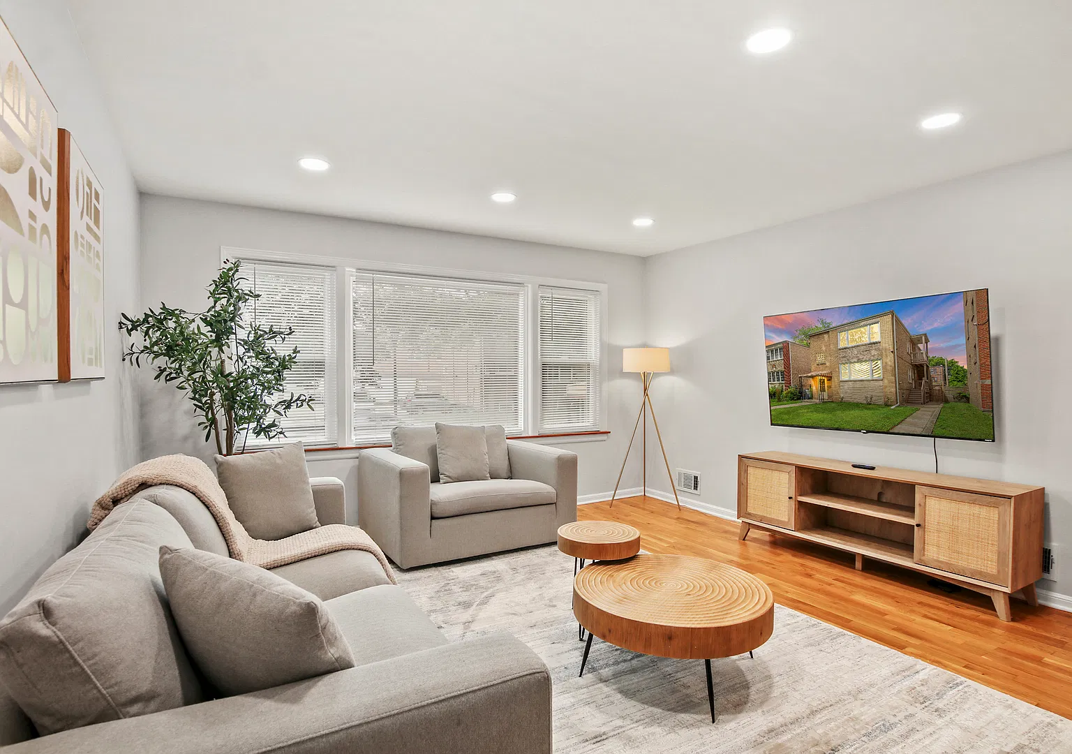 3 bed, 1100 sqft, $2,500 — Photo 2
