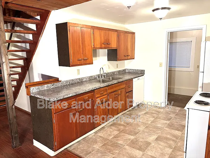 3 bed, 1.0 bath, 1200 sqft, $2,495 — Photo 4