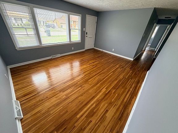 3rd image of 1134 Oakwood Dr