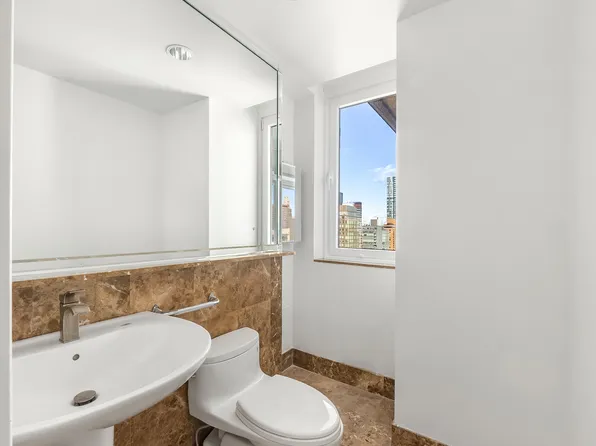 100 United Nations Plaza image 8 of 10