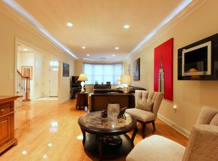 8 Intrepid Ct, Jersey City, NJ 07305