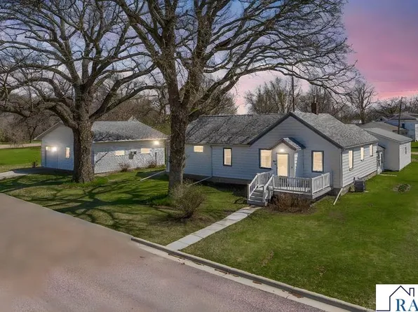 1010 E 5th St, Blue Earth, MN 56013