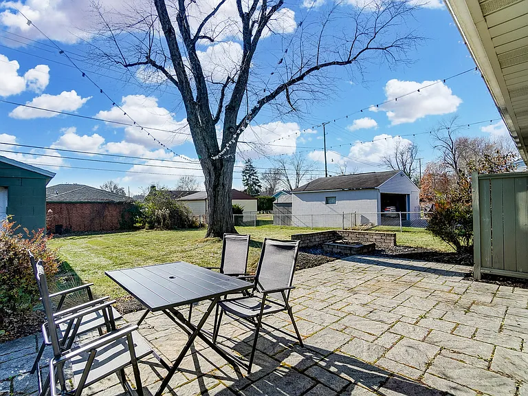 725 Latham Ct — Photo 33