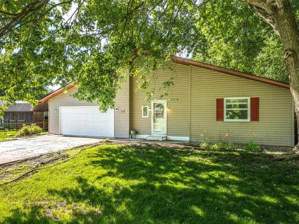 200 Lorraine Dr, Gillespie, IL 62033