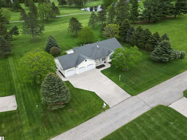 1006 Tee Dr, Lake Isabella, MI 48893