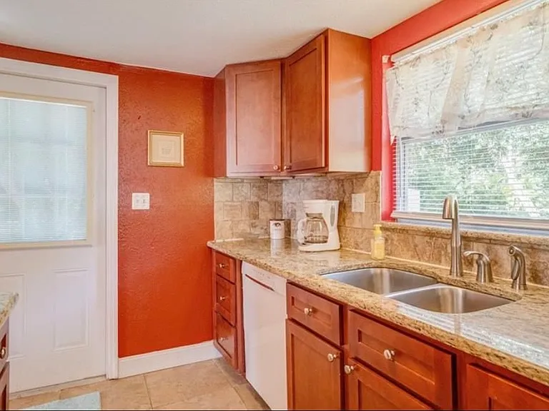 246 Delray Ave — Photo 3
