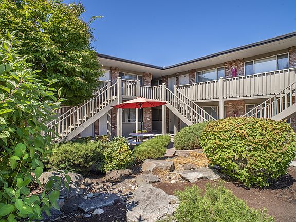 Explore Highland Court