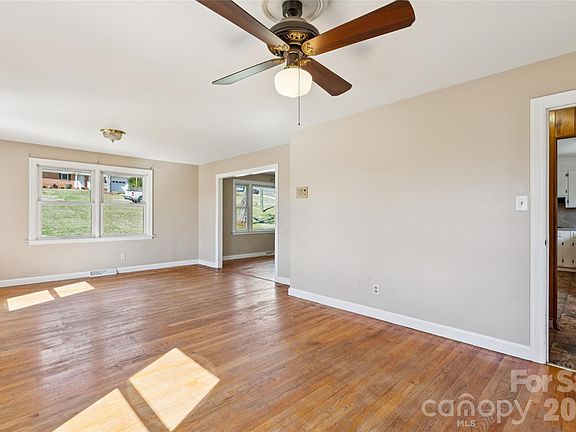 4th image of 110 Hillcrest Dr