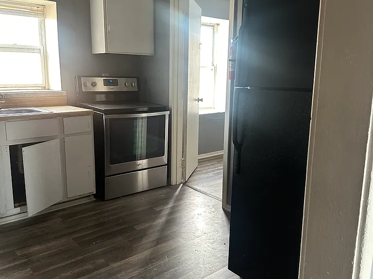 2914 Seneca Ave #D — Photo 4