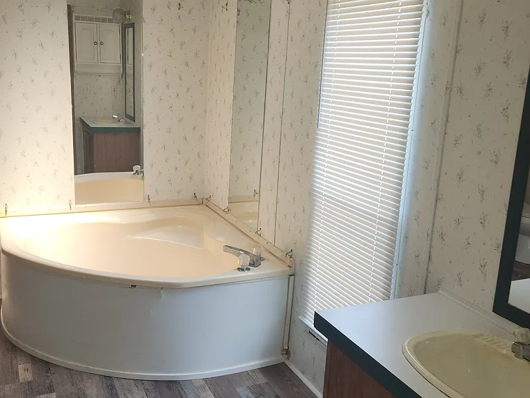 230 Akron St — Photo 8