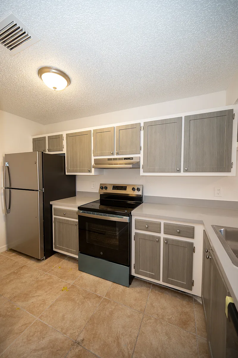 Building Photo - 664 Kenwick Cir #103