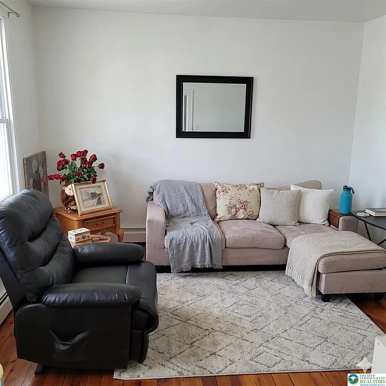 3 bed, 1.5 bath, 1744 sqft, $2,200 — Photo 3