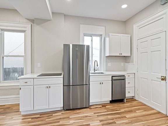 5th image of 252 N Lincoln St