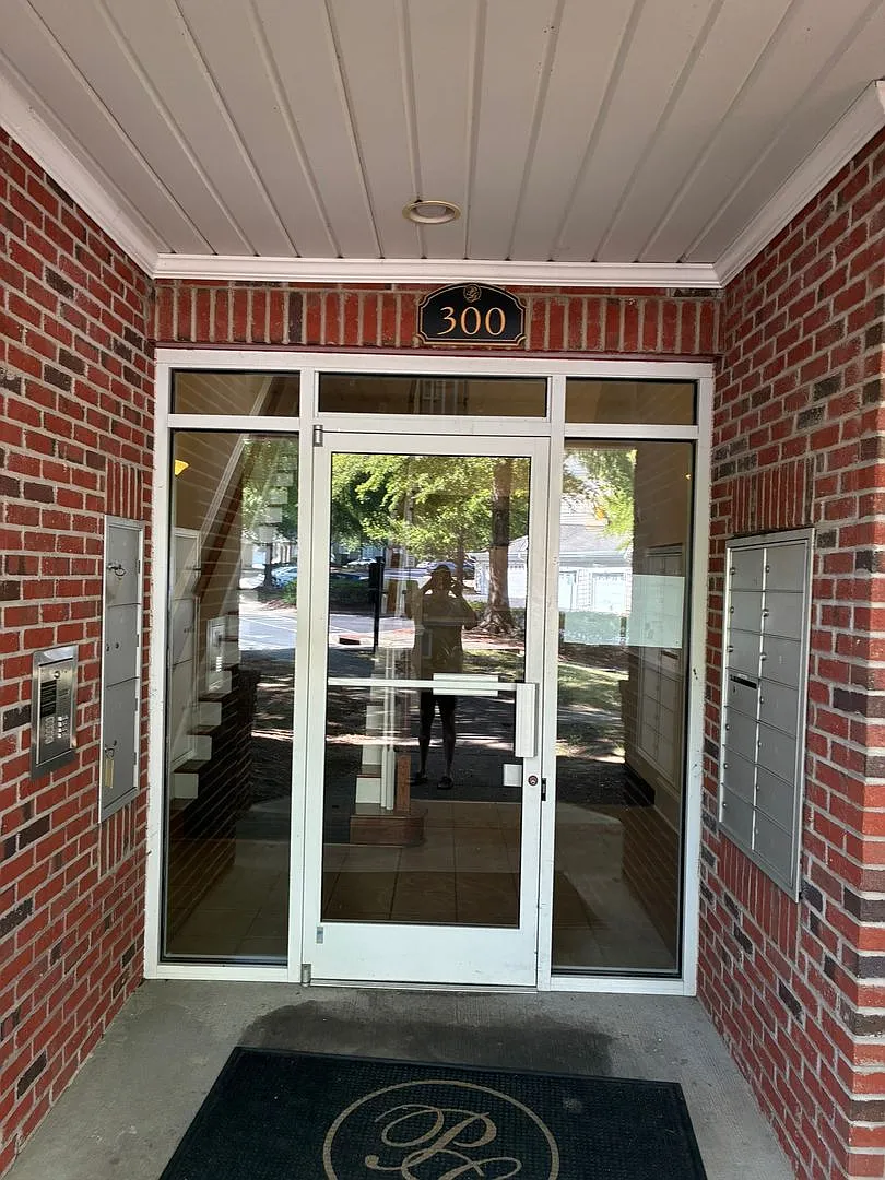 Lease Takeover Special $200/month Off Rent! — Photo 2