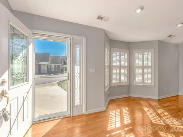 101 Carriage Station Dr, Marion, NC 28752