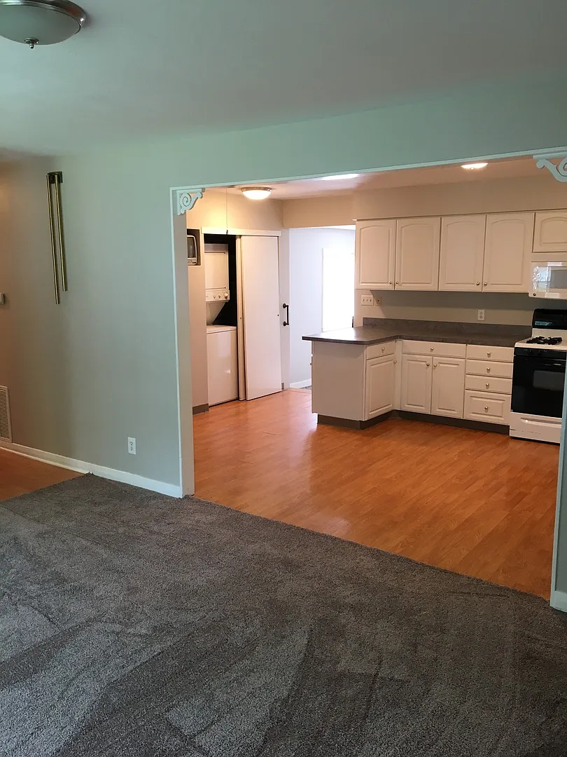 Excellent Liverpool 3 Bedroom Ranch with Garage and Private Yard — Photo 4