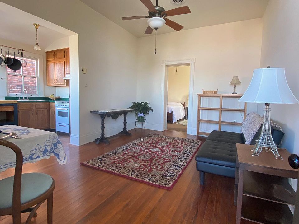 View from apartment entrance door. Kitchen/Sunroom on the left.