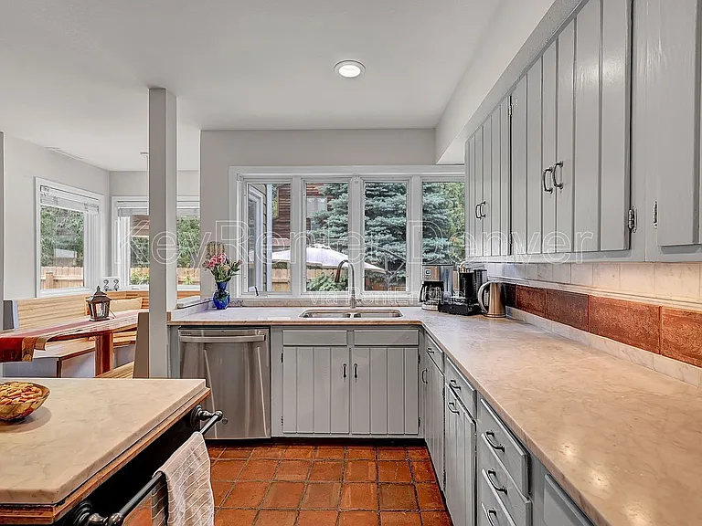 3427 Iris Ct — Photo 11