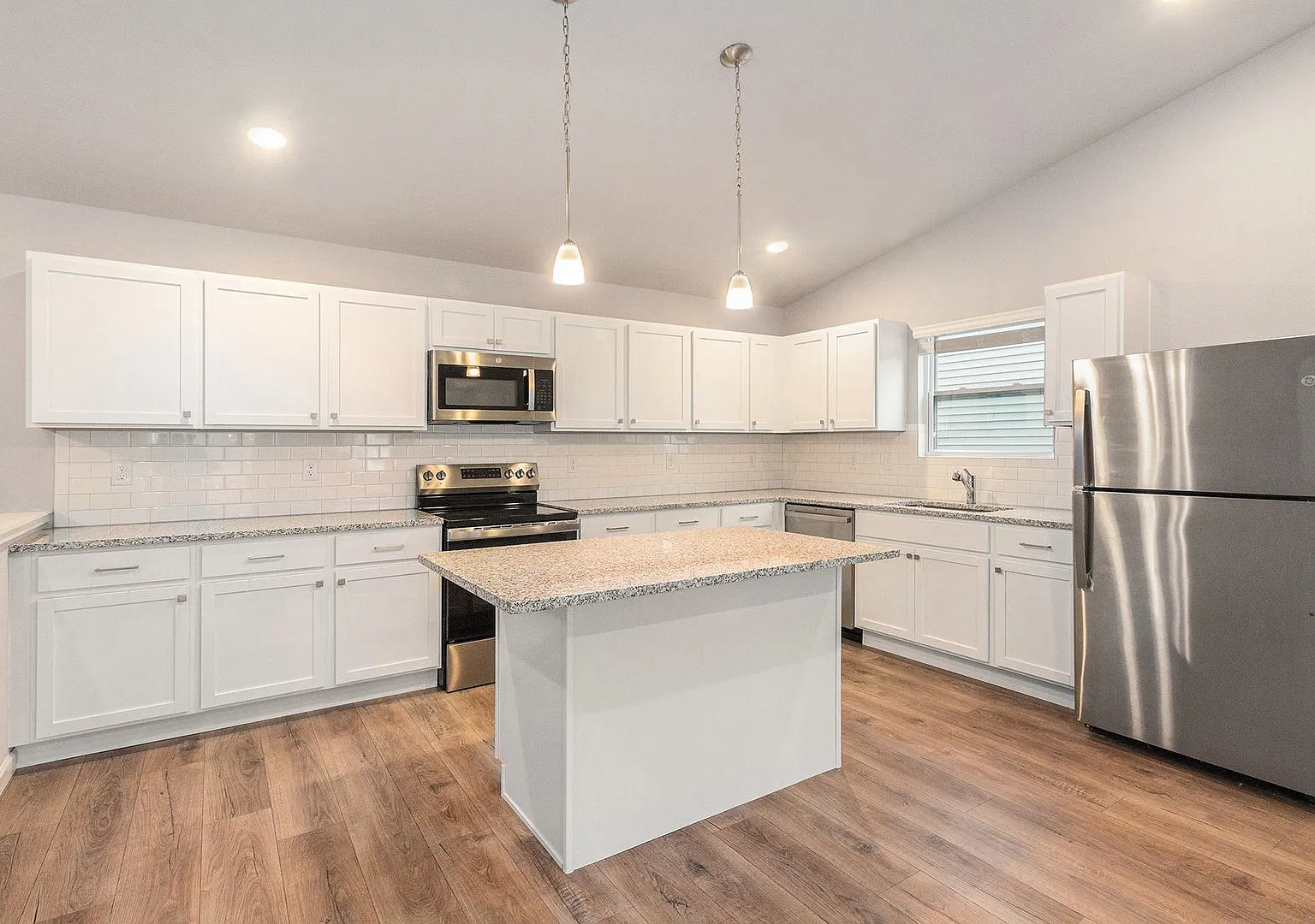 1 Month FREE Rent! Applied to Your First Full Month. Terms & Conditions Apply. — Photo 2