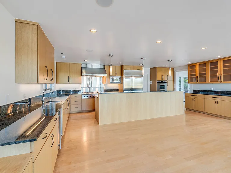 363 E Strawberry Dr — Photo 9
