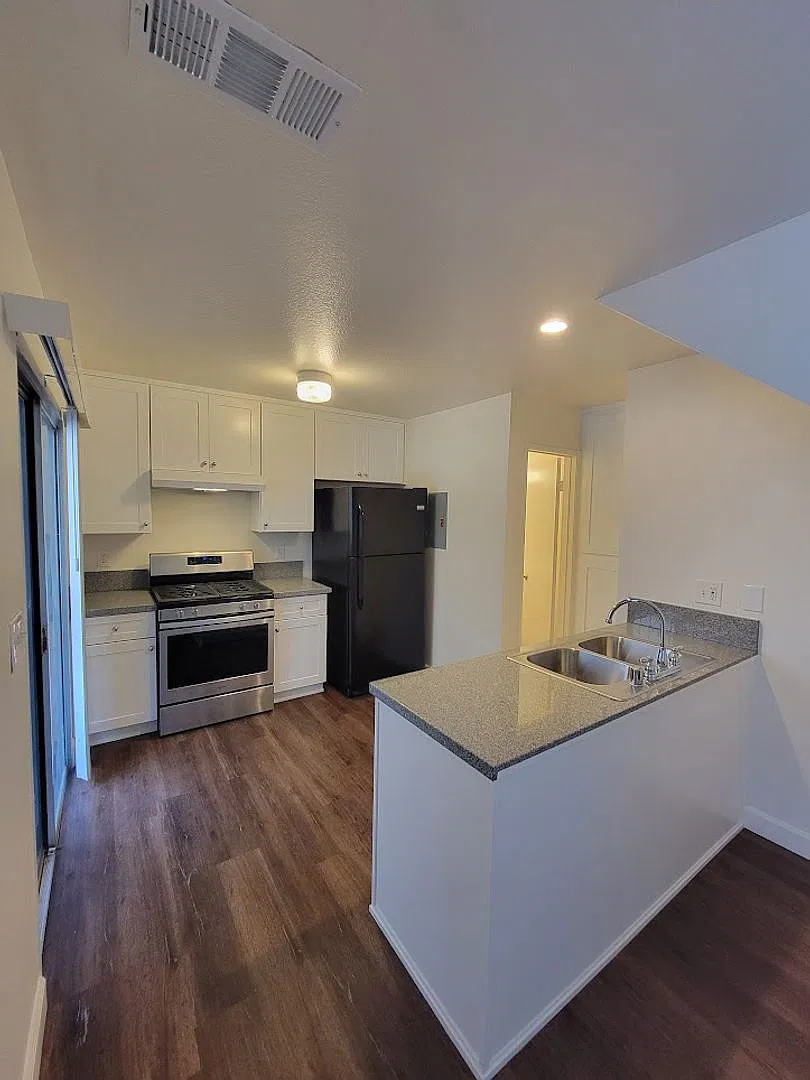 Modernized 1 Bedroom / 1.5 Bathroom Townhome-Style Apartment In Downtown Long Beach! — Photo 4