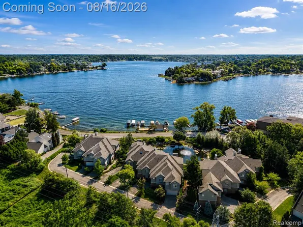 3782 Pine Lake Knoll Dr, West Bloomfield, MI 48324