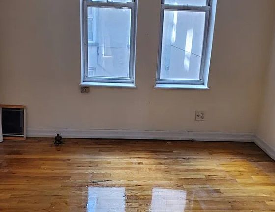 3rd image of 208 E 7th St APT 9