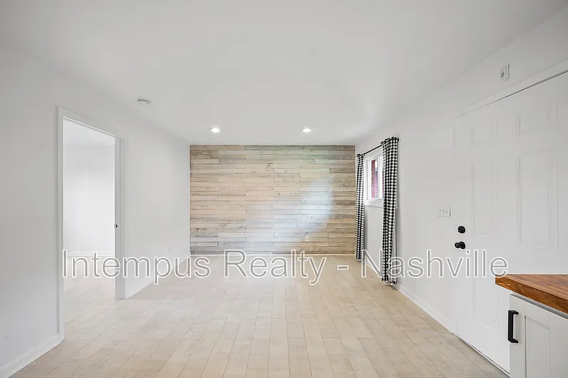 910 Shelby Ave — Photo 2
