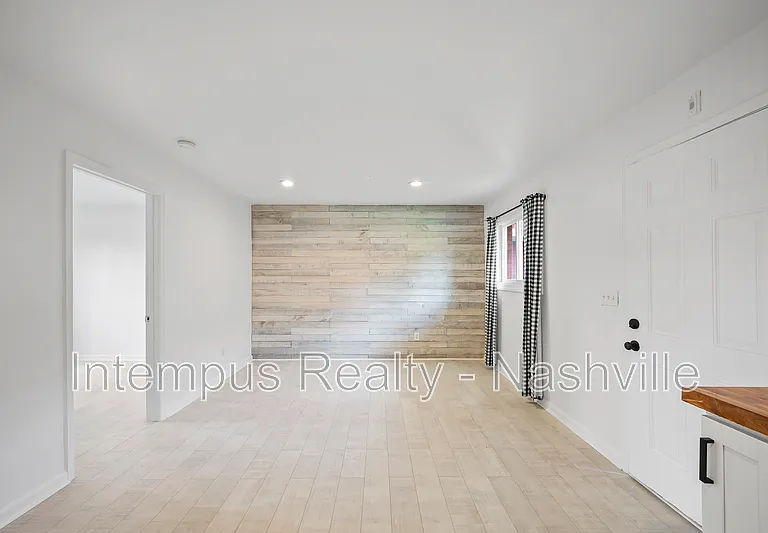 910 Shelby Ave #201 — Photo 2