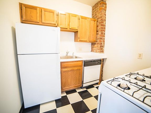 5th image of 3515 Wyandotte St APT 2S