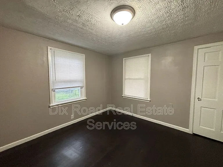 144 Niagara Ave — Photo 16