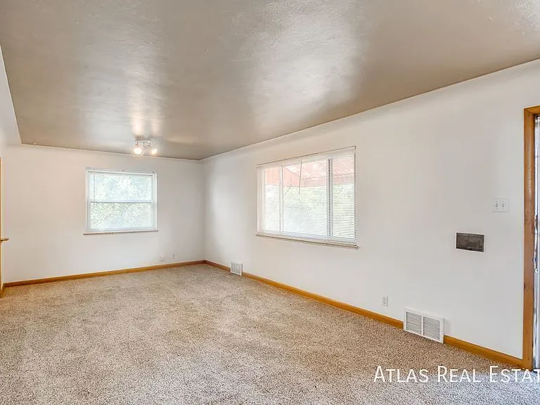 2714 N Grove St — Photo 10