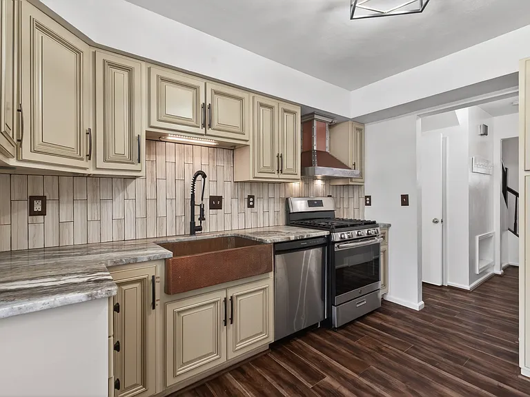 3200 Vermeer Dr #8 — Photo 23