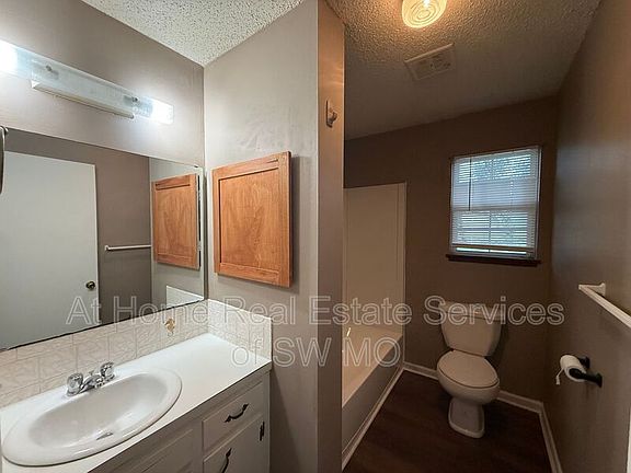 3rd image of 605 W Bluegrass Rd