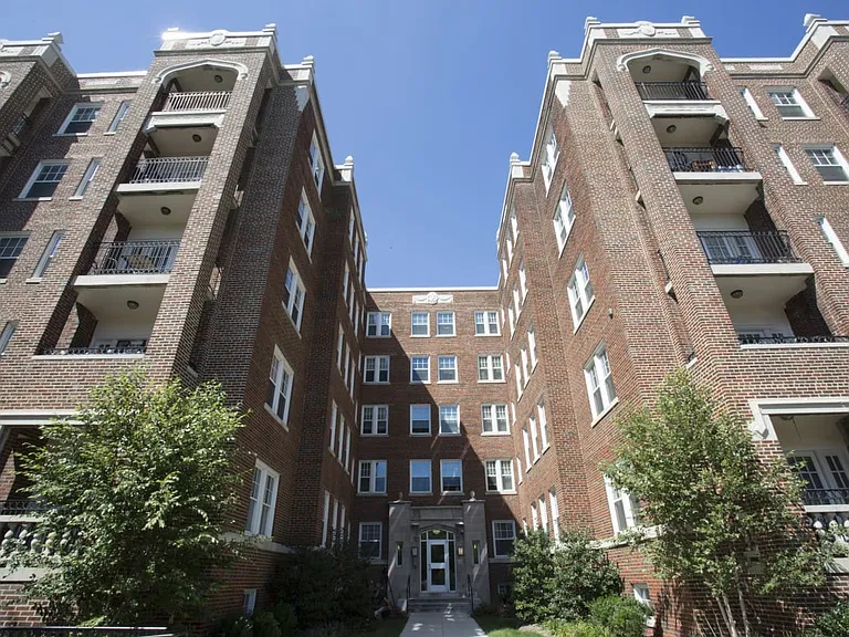 Dahlgreen Court Apartments — Photo 3