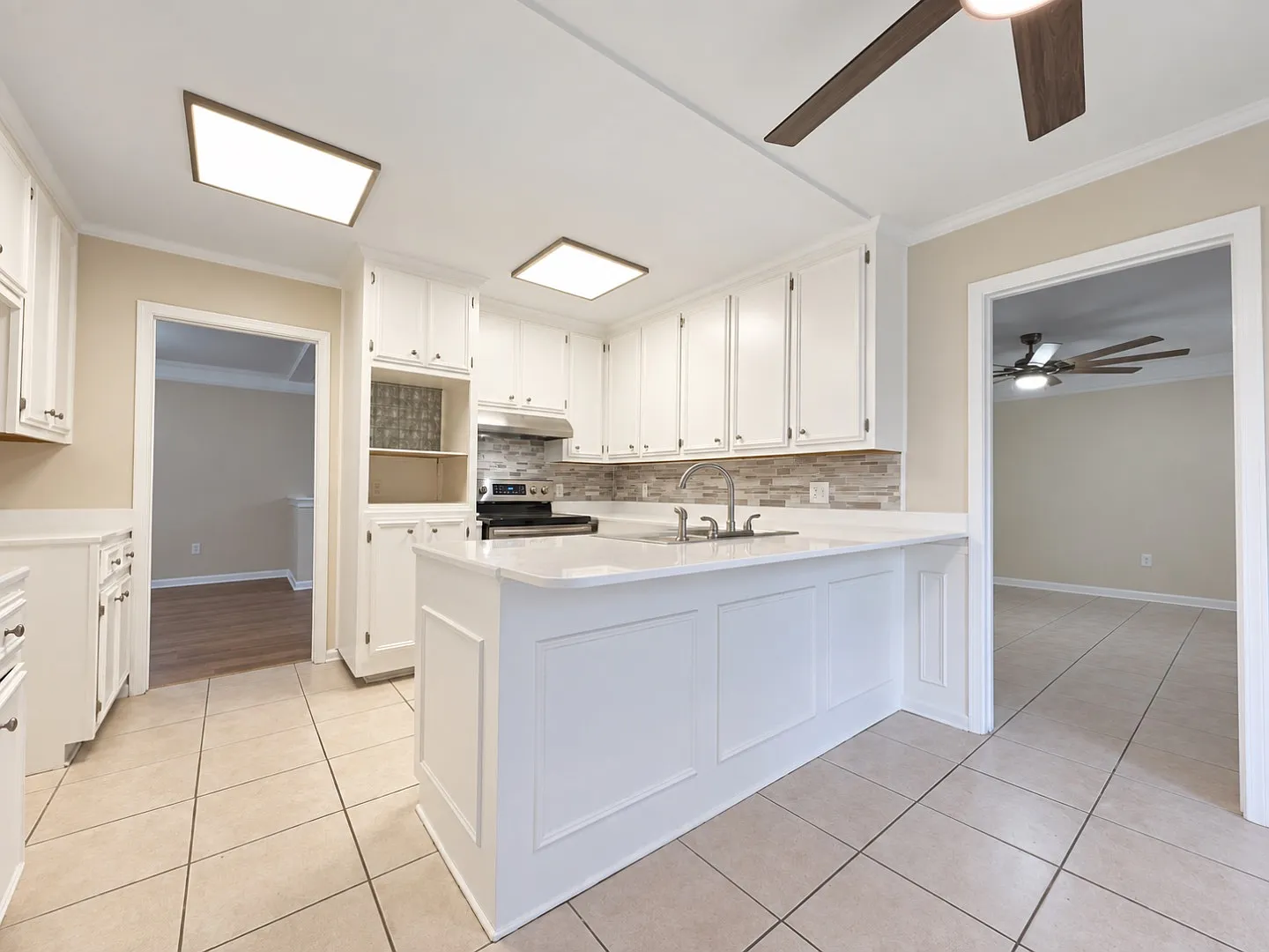 563 Larkin Ln — Photo 3
