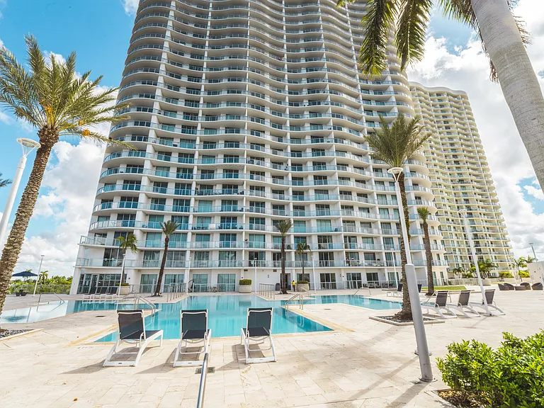 Harbor Grand — Photo 49