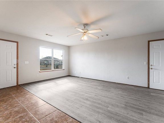 5th image of 305 E Southern Trace Dr