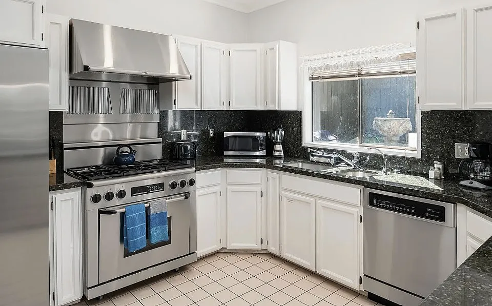 7 bed, 3900 sqft, $7,950 — Photo 1