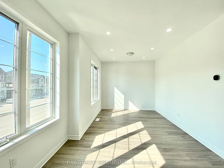 1362 William Halton Pkwy W — Photo 12