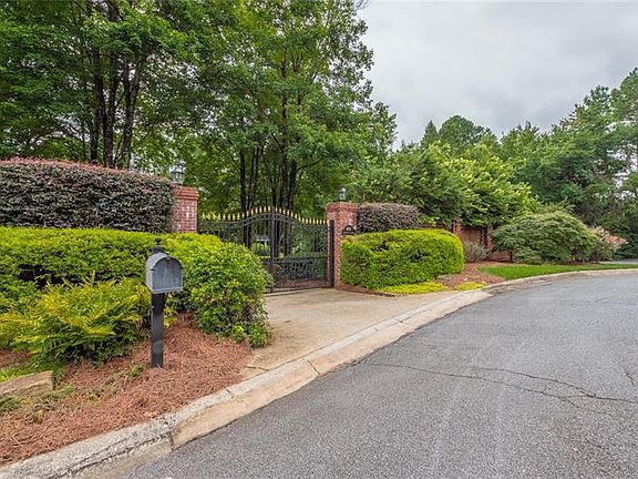 4th image of 469 Atlanta Country Club Dr SE