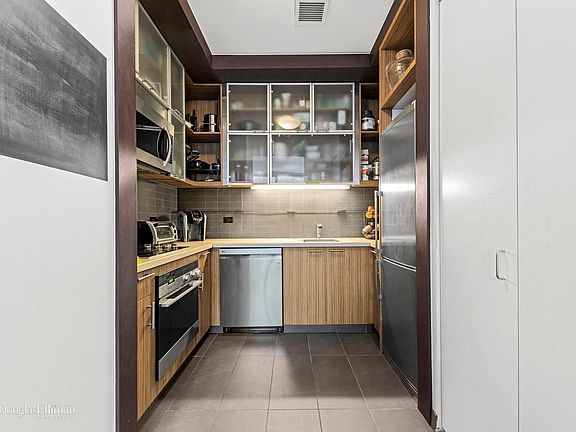 3rd image of 620 W 42nd St APT S3m