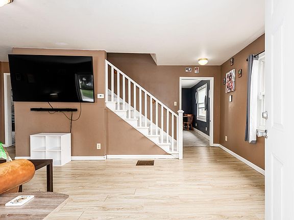 4th image of 847 Leonard Ave