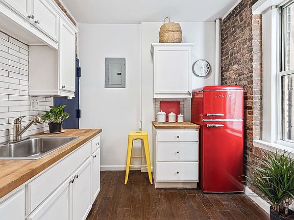 3rd image of 125 E 4th St APT 1