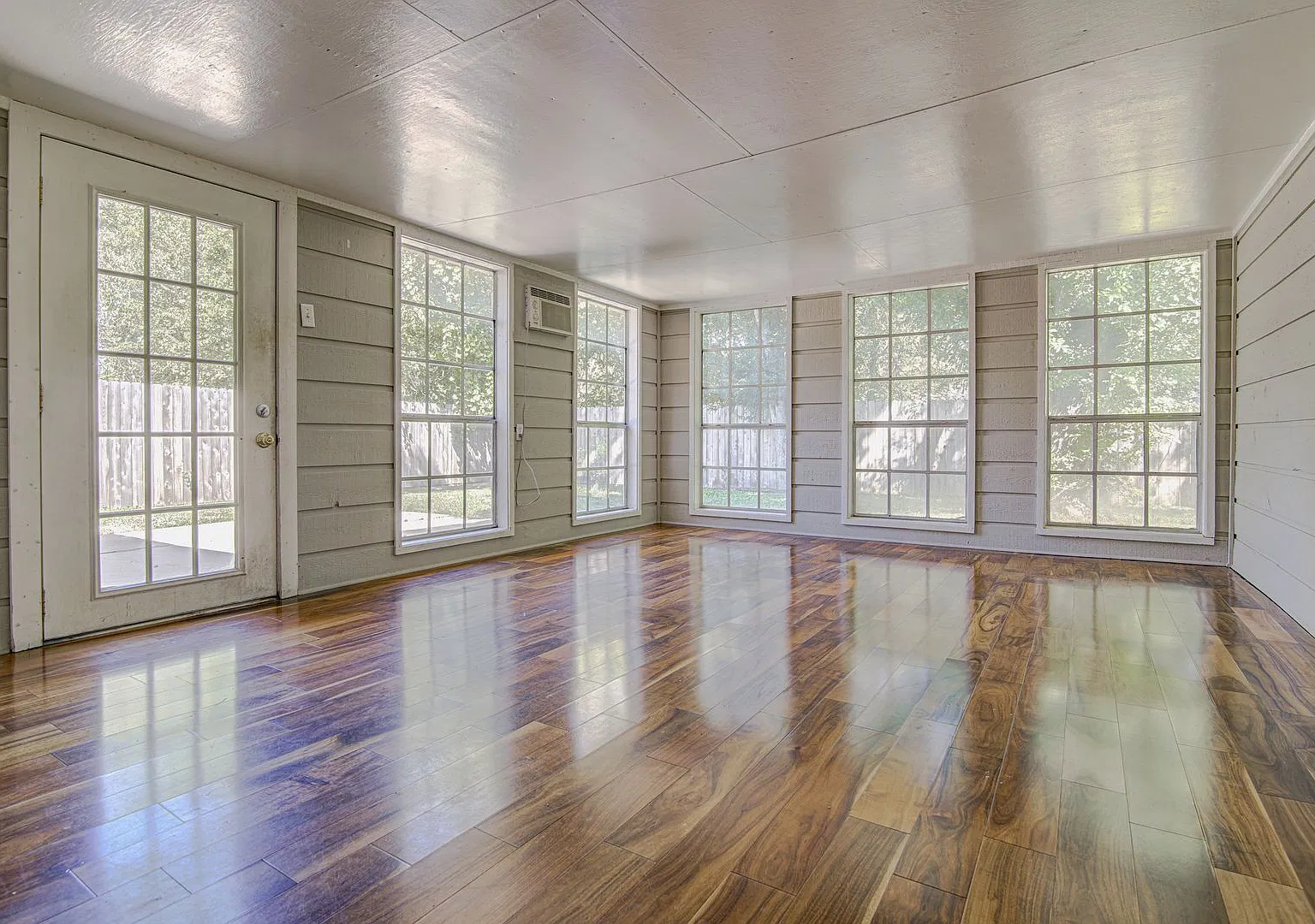 Charming 3-Bedroom Home with Vaulted Ceilings & Spacious Backyard — Photo 4