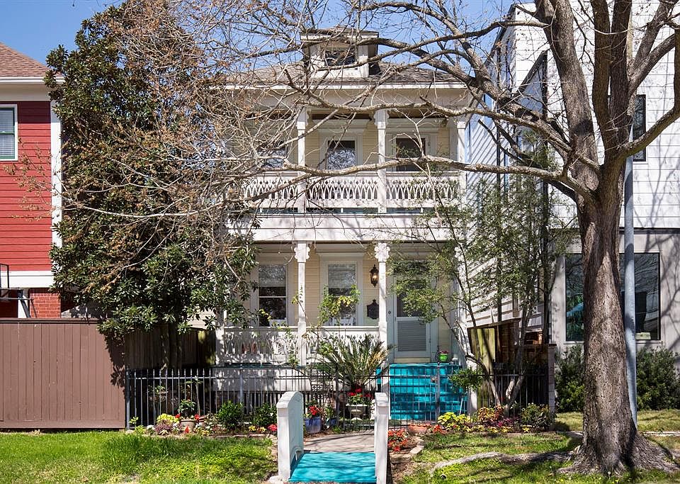 1st image of 613 E 11th 1/2 St